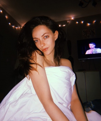 Живу в Москве и готова подарить тебе незабываемые моменты нашей встречи. Мои услуги включают классический секс, орал, анал и другие возможности, которые помогут тебе расслабиться и насладиться каждой минутой проведенной со мной. У меня есть отличные отзывы от предыдущих клиентов, которые подчеркивают мою эротическую мастерство и привлекательность. С удовольствием отправлю тебе фото, чтобы ты мог оценить мою сексуальность и привлекательность. 😘 11265, 28 лет